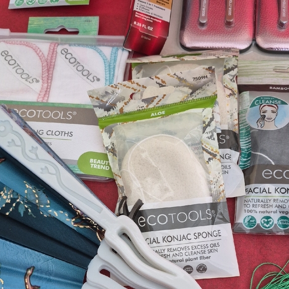 Gift Basket with Assorted Beauty ECOTOOL and Care Items - Picture 6 of 6